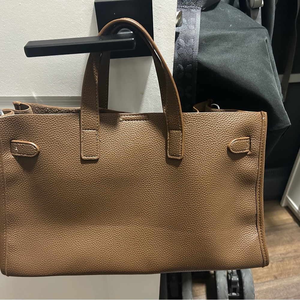 Elegant Brown Leather Handbag - Picture 2 of 10